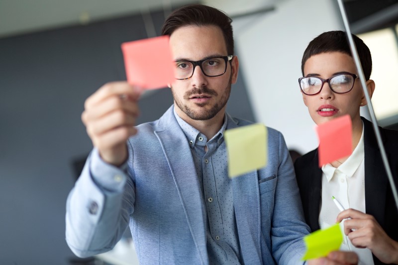 Business People Meeting At Office And Use Post It Lfevmrg Min - Contabilidade em Alphaville | Porsani Consultoria e Assessoria Contábil
